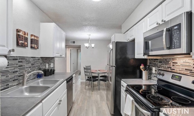 Galindo Condo | Stunning S Lamar Apt | Walk to Music + Bars + Food