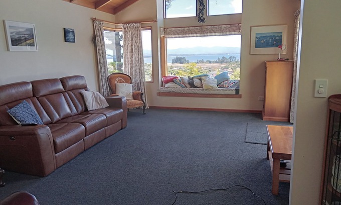 Tahunanui House | Stunning sea views in sunny Tahuna Hills Nelson