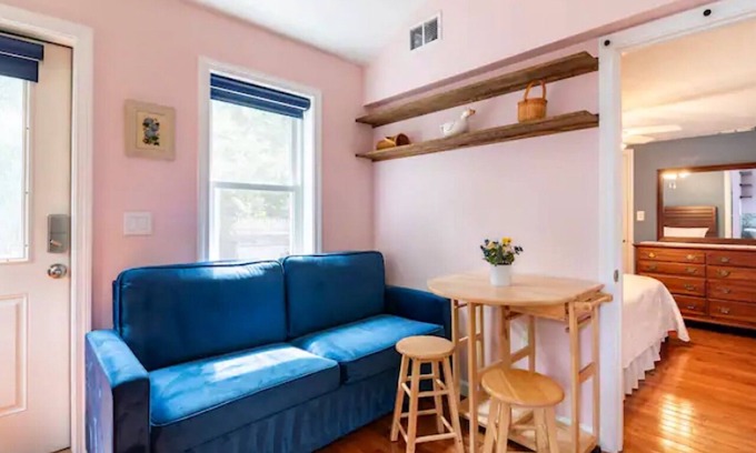Manomet House | Stunning seaside studio, walk to beach, romantic getaway for 2