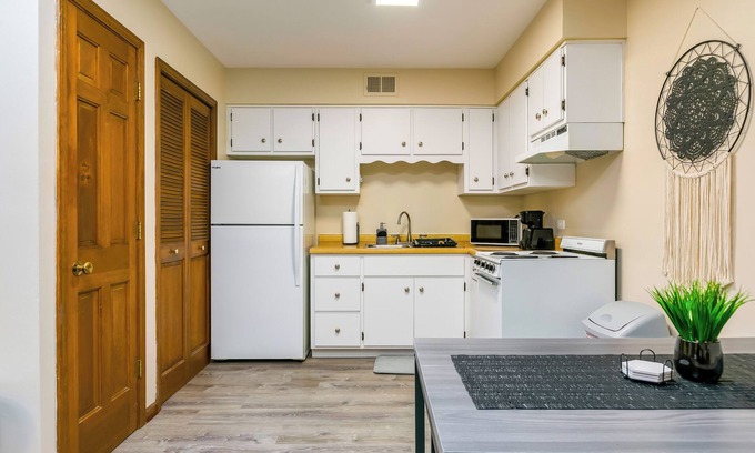 Highland Park Apartment | Stunning & Stylish Downtown Studio - Highland Park