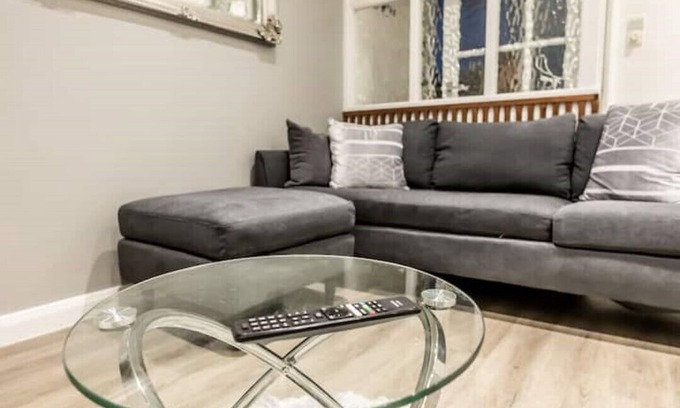Swindon Apartment | Stunning Two Bedroom with Two en-suites, Free Parking, Pet Friendly