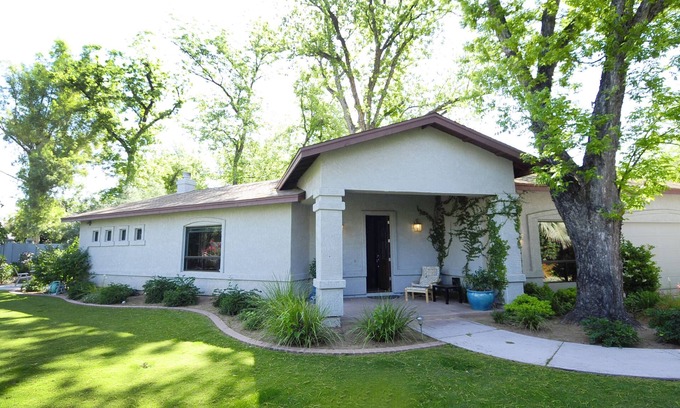 Los Olivos House | STUNNING ULTRA-CONTEMPORARY, PETS YES, DWTN GUESTHOUSE, IN HISTORIC NEIGHBORHOOD