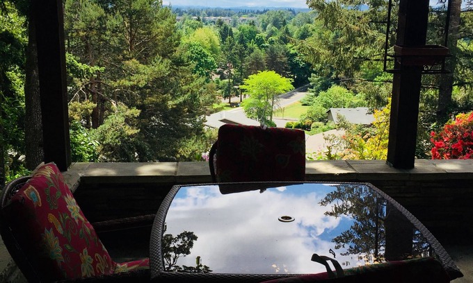 Central Oregon House | Stunning Views, 2 BR 1 BA Convenient to UO and Autzen