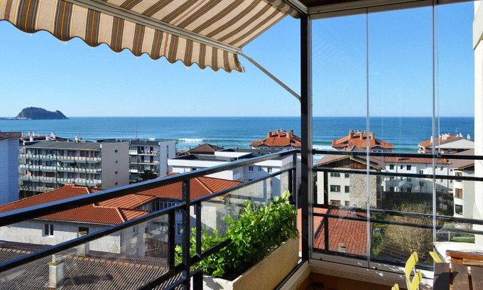 Zarautz Apartment | STUNNING VIEWS NEAR THE BEACH.