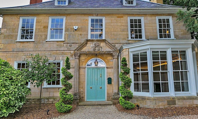 Yardley Gobion House | Stunning villa for 17 people with hot tub, WIFI, terrace, pets allowed and parking