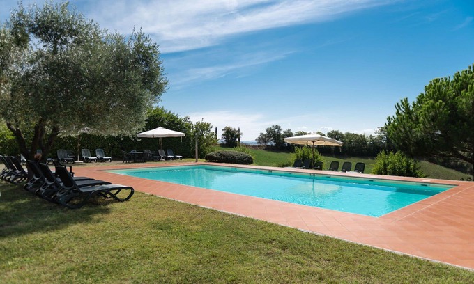 Siena Villa | Stunning villa for 10 people with WIFI, pool, TV, pets allowed and parking