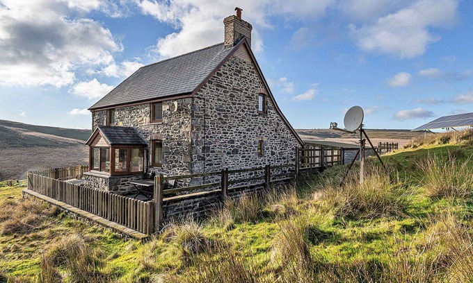 Glandyfi House | Stunning villa for 6 people with WIFI, TV, terrace, pets allowed and parking