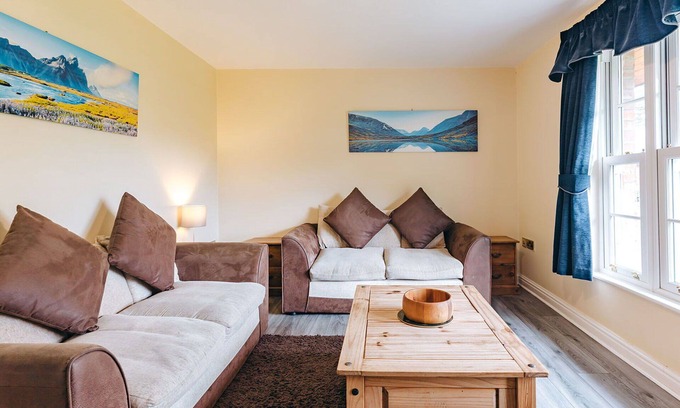 Eaton Mascott House | Stunning villa for 4 people with WIFI, TV, pets allowed and parking