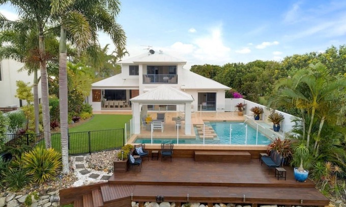 Twin Waters House | Stunning Waterfront Coastal Retreat, sleeps 15