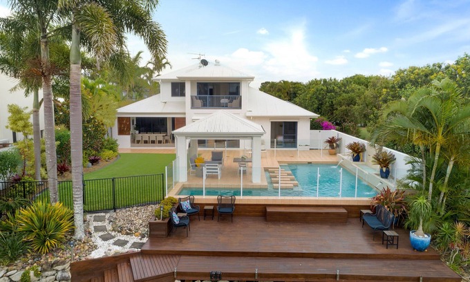 Twin Waters House | Stunning Waterfront Coastal Retreat, sleeps 13