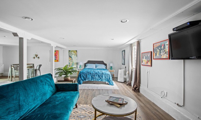 Central Carrollton Association Apartment | Style-Charm-Comfort Near Audubon Park