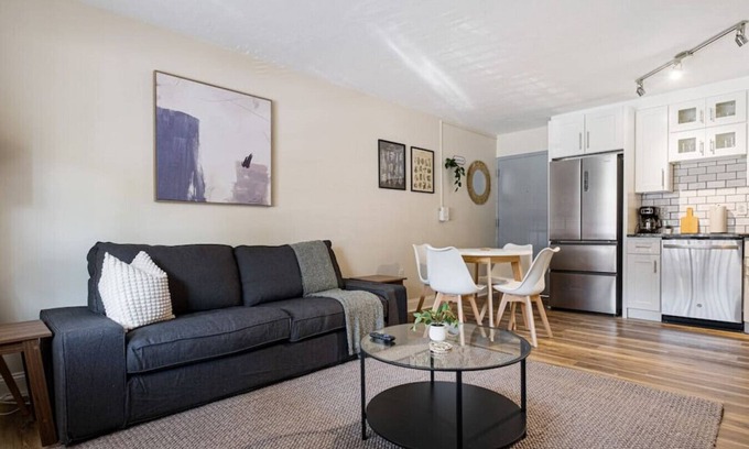 Pittsburgh Apartment | Stylish 1BR East Liberty Apt | King Bed Parking