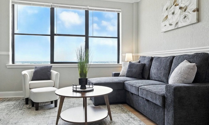 Downtown Jacksonville Apartment | Stylish 1BR High-Rise Stadium & Arena Nearby