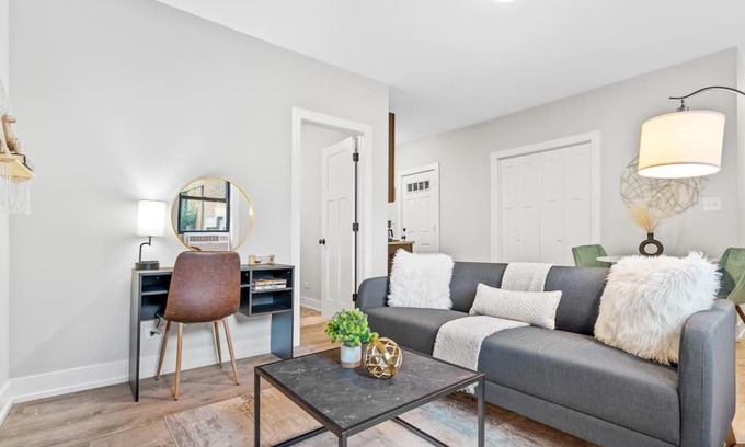 Boystown Apartment | Stylish 1BR in Lakeview Chicago - Brompton 1 rep