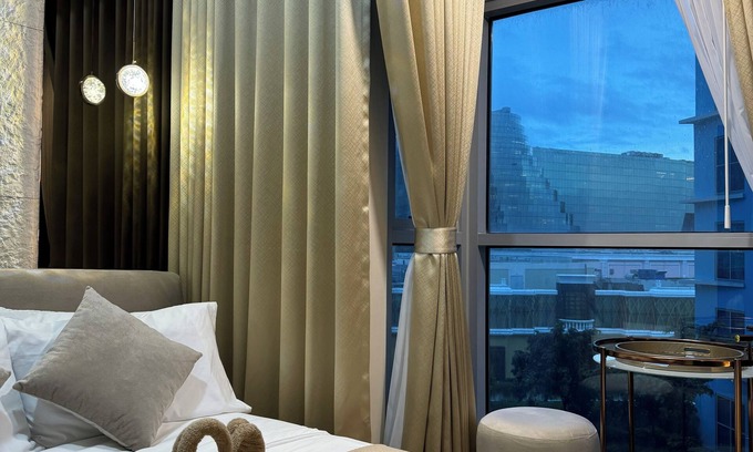 Tambo Condo | Stylish 1BR Near Airport Facing the Bay - 9d