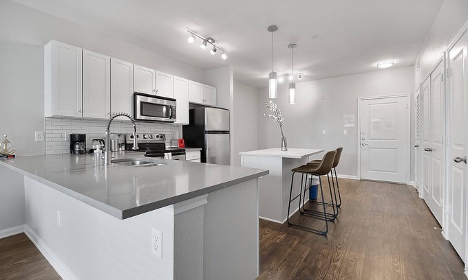St. Edwards Apartment | Stylish 1BR w/Bonus Beds + Pool | Near SoCo