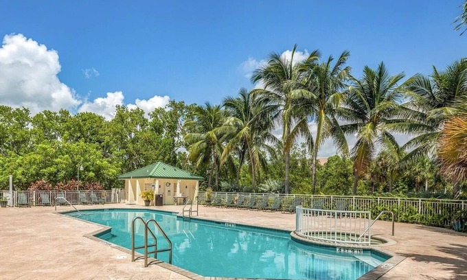 Key West Apartment | Stylish 2/2 pool/gym/tennis/hot tub