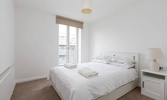 Lansbury Apartment | Stylish 2 Bed Duplex by Canal - Bow