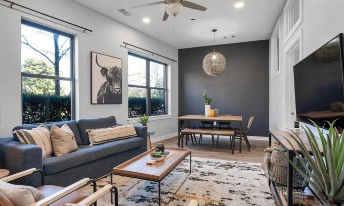 Hillsboro Village House | STYLISH 2 Bedroom 3 Bed Near Restaurants and Vandy