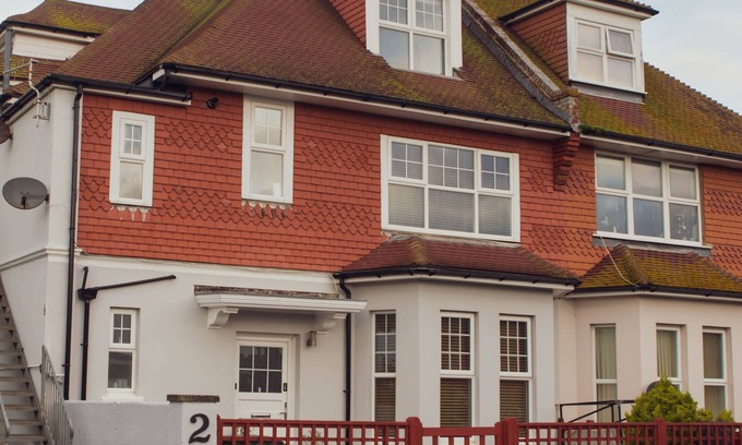Seaford Apartment | Stylish 2 bedroom apartment with full modern amenities.