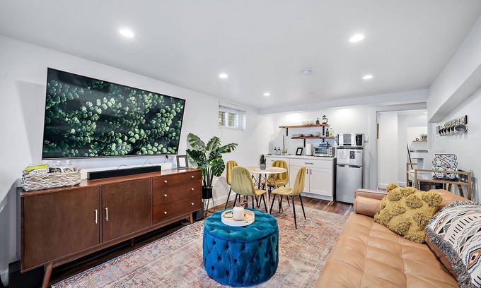 Regis Apartment | Stylish 2 bedroom Apt Steps from Tennyson/Regis