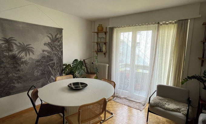 District 9 Apartment | Stylish 2-Bedroom Flat w/Living Room, Balcony & Workspace in Zürich