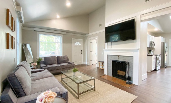Downtown Vancouver House | Stylish 2-bedroom Home in Downtown Vancouver