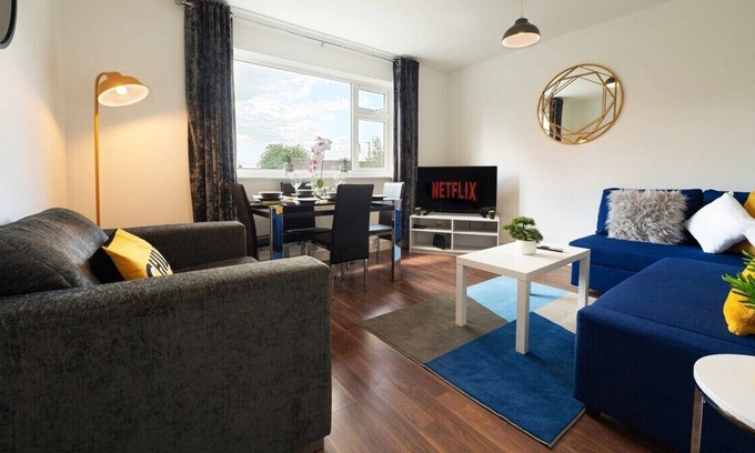 Hinckley House | Stylish 2 BR Apartment ,Business & Leisure| Free Parking | 5 Min walk into town!