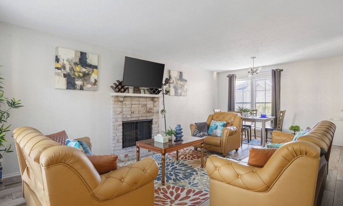 Far North Dallas Condo | Stylish 2bed/2ba - GATED Community! Small pets ok