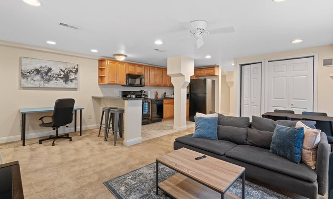 Old City Apartment | Stylish 2BR | 4 Beds | Old City Retreat Spot