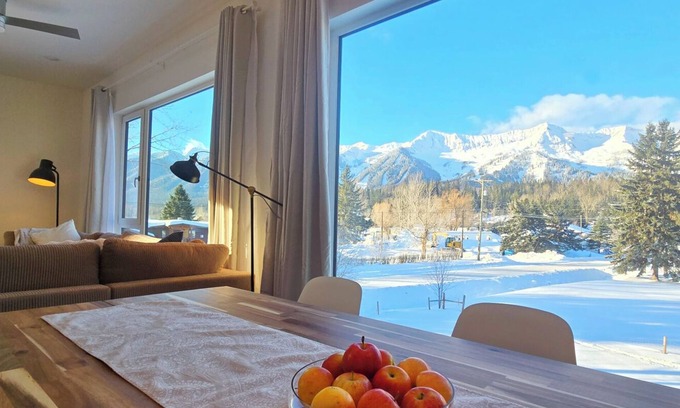 East Kootenay House | Stylish 2BR | River & Views | 5 Min Fernie and Resort