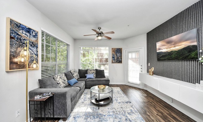 South Central Houston Apartment | Stylish 3 Bd W/Pool & Gym NRG Rodeo HTX Med Centr