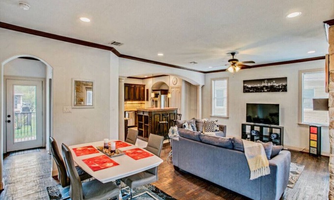 Knox - Henderson House | Stylish 3-BDRM Home/Near DT/Walk to Bars & Shops