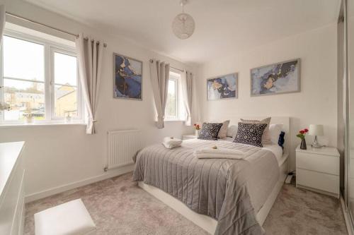 Colne House | Stylish 3 Bed, 3 Bath, Garden & Drive for 2 cars