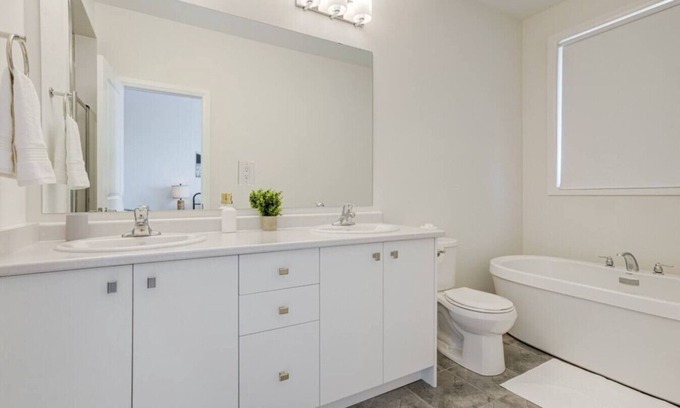 Pickering House | Stylish 3BDR in Pickering's Heart | Free Parking