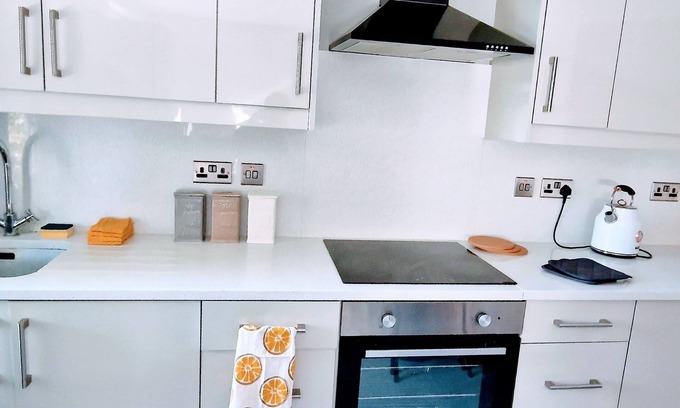 Reading Apartment | Stylish 3bed Central Reading - 6 min walk to Train Station & High Street