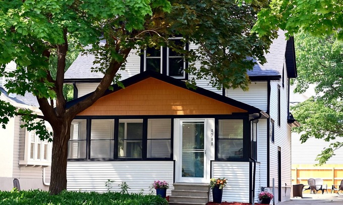 Merriam Park House | Stylish 3BR Retreat on Selby Ave/Walk to Cafés, Near MOA, Airport & Colleges