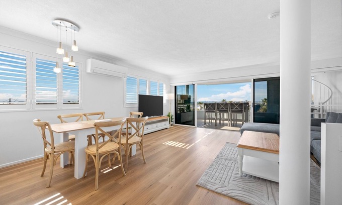 Manly House | Stylish 4-Bed Townhouse with Panoramic Ocean Views