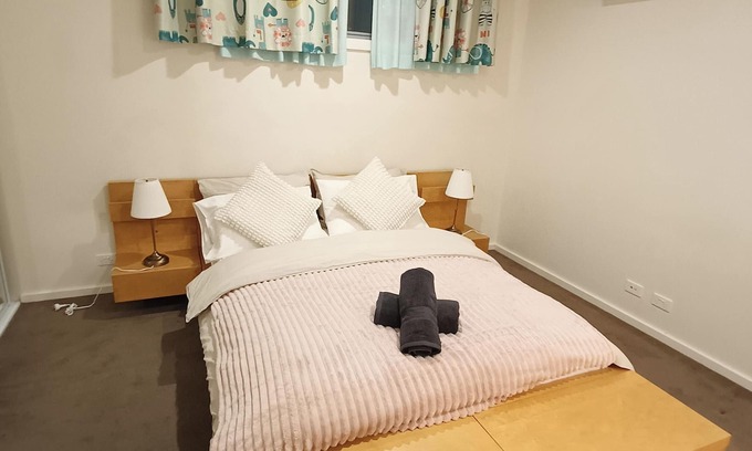 Coombs House | Stylish 4 bedroom 3 bathroom lakeside townhouse