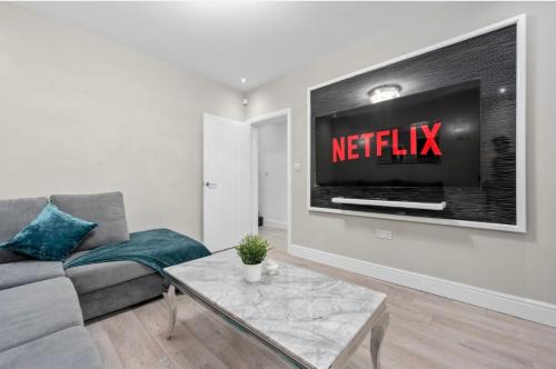 Manchester House | Stylish 5BR with free parking and WiFi