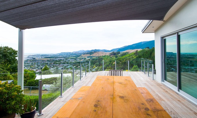 Richmond House | STYLISH AND MODERN HOME with Captivating Views