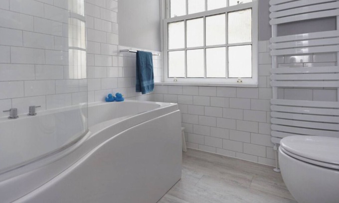 Kidbrooke with Hornfair Apartment | Stylish apt in a 1938 building w/parking