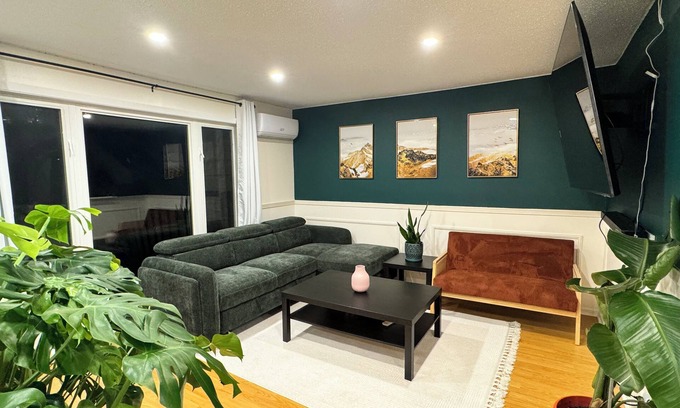 Ottawa Division House | Stylish basement bedrooms