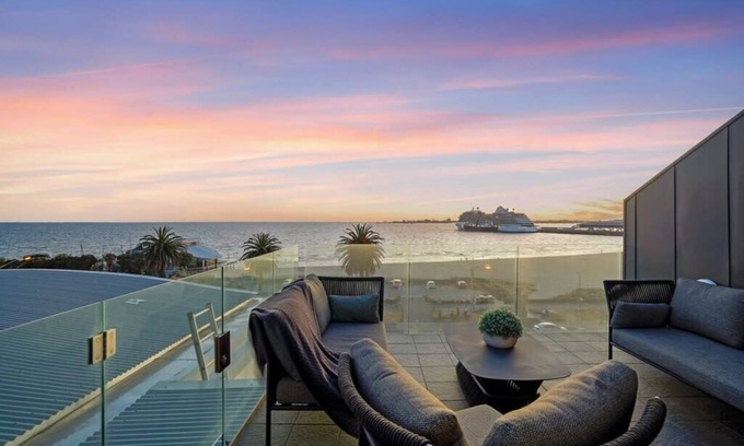 Port Melbourne Apartment | Stylish Bay-Side Executive Apt. w/parking
