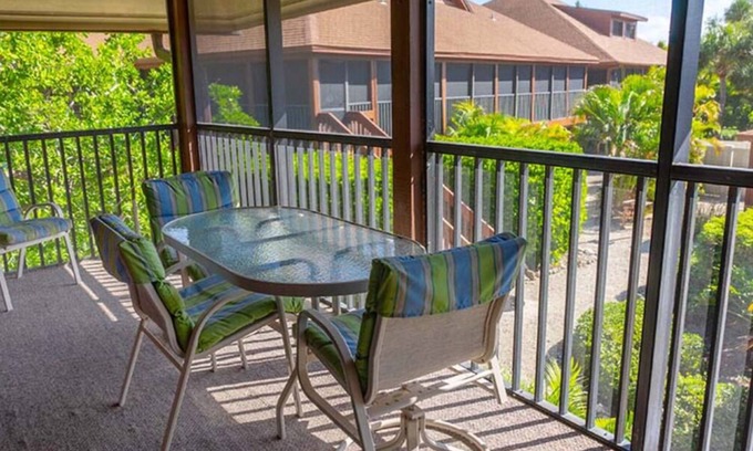 Sanibel Condo | Stylish Beachside Retreat on Sanibel Island - Signal Inn 01