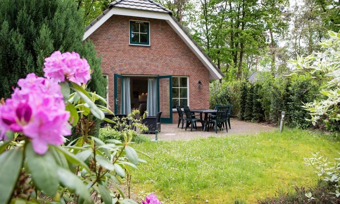 Hooghalen House | Stylish bungalow with open kitchen, spacious terrace, 3 bedrooms and 2 luxurious bathrooms.