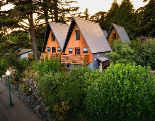 Stevenson House | Stylish Cabin with River Views ArtBliss One