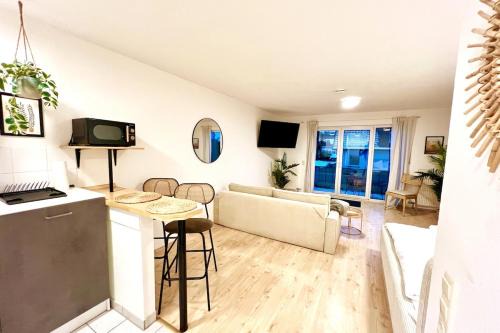 Friedrichsdorf Apartment | Stylish & central with balcony