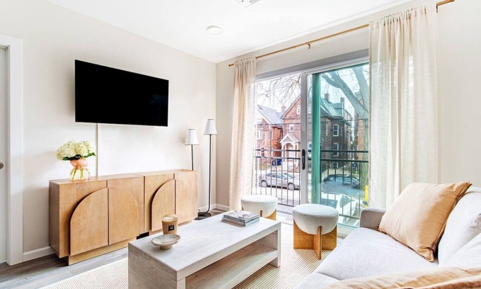 Mill River Apartment | Stylish City Living|Wooster Square|Downtown Views