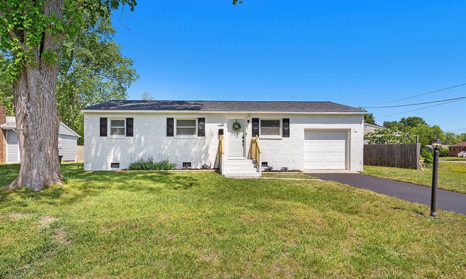 Fox Hill - Grandview House | Stylish, Coffee Bar, Sleeps 6 + Yard only 15 mins to Adventure
